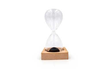 Yaratıcı manyetik kum saati beyaz arkaplanda izole edilmiş.