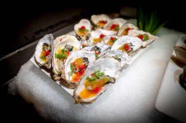 Lezzetli Asyalı Japon stili başlangıç soğuk aperatifler suşi büfe masası, istiridye.