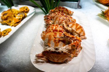 Lezzetli Asya usulü Japon usulü başlangıç soğuk aperatifler suşi masası.