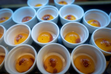 Tatlı ve lezzetli tatlı sıra Asya büfesi restoranı. 