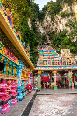 Batu Mağara Hindu tapınağı gizemli renkli sütunlar mimari tasarımı ve renkli merdivenlerle