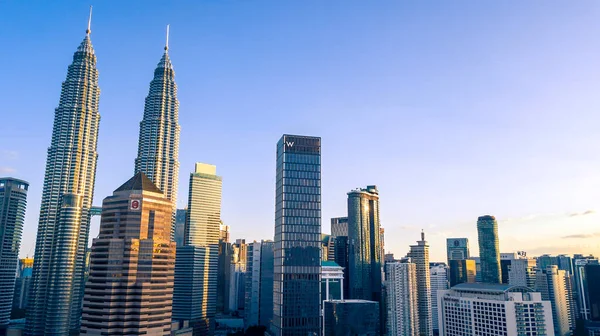 KUALA LUMPUR, MALAYSIA - 1 Şubat 2019: KLCC ve Kuala Lumpur 'un ortasındaki diğer gökdelenlerin hava görüntüsü