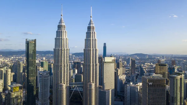 KUALA LUMPUR, MALAYSIA - 1 Şubat 2019: Petronas ikiz kuleleri ile Kuala Lumpur kentinin gökyüzü görüntüsü.
