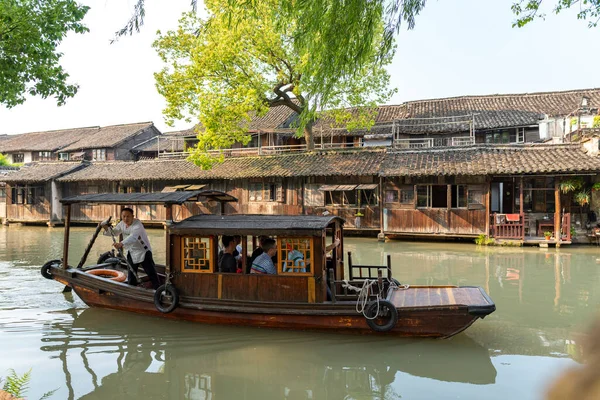 Wuzhen, Çin - 9 Mayıs 2019: ahşap botla nehirden eski Wuzhen kasabasının manzarası. Wuzhen Çin 'in Zhejiang şehrinde bir antik kasaba.
