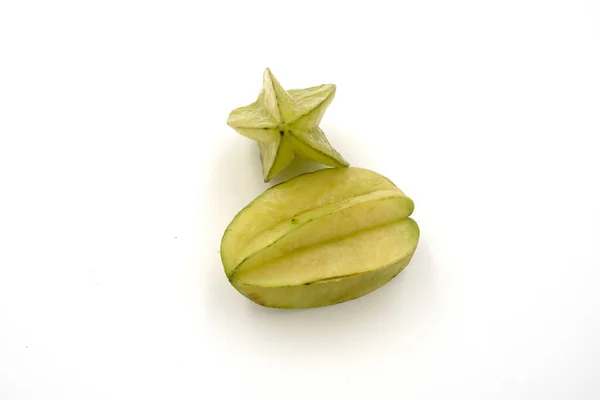 Beyaz Arka Planda Izole Edilmiş Taze Yıldız Meyveleri Sağlıklı Yeşil — Stok fotoğraf