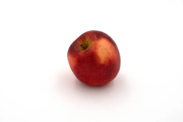 Kraliyet Gala Kırmızı Elmasının Tamamı Beyaz Arka Planda Izole Edilmiş — Stok fotoğraf