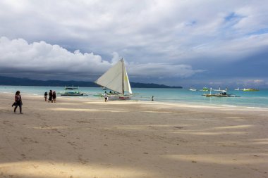Boracay 18 SEP 2015, Filipinler: Ünlü White Beach 'te yelkenli tekneler (paraw)