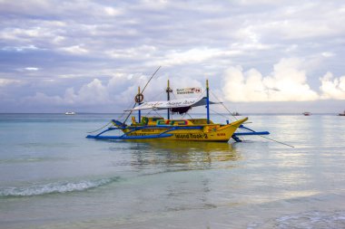 Boracay 18 SEP 2015, Filipinler: Boracay 'da beyaz kum tropikal plajında geleneksel bir sürat teknesi