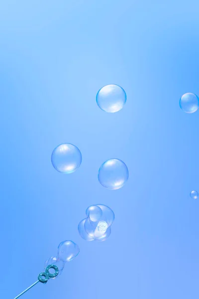Soplando Burbujas Jabón Sobre Fondo Azul — Foto de Stock