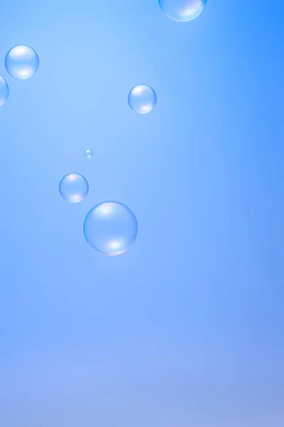 Burbujas Jabón Transparentes Aisladas Sobre Fondo Azul — Foto de Stock