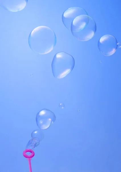 Soplado Burbujas Sopa Sobre Fondo Azul — Foto de Stock
