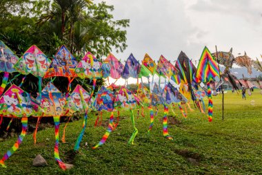 Kuala Lumpur 22OCT 2017, Malezya: Kepong Büyükşehir Parkı 'nda çeşitli renkli uçurtmalar satmak için.