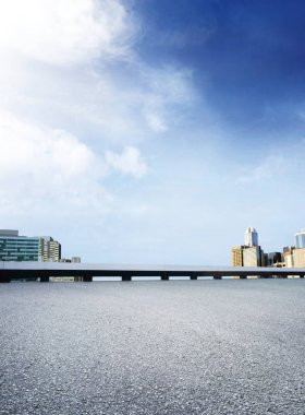 Mavi bulut gökyüzünde şehir manzaralı boş asfalt köprü