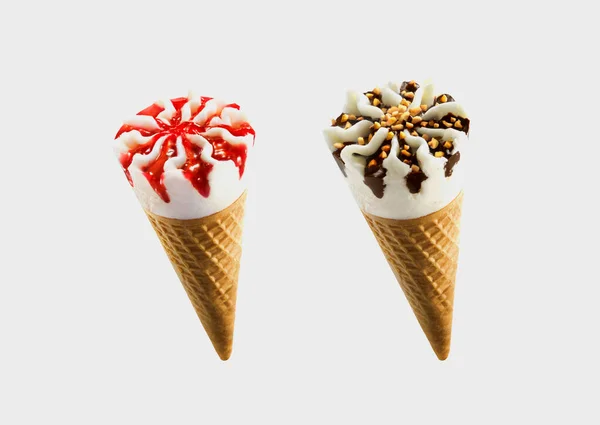 灰色の背景に隔離されたワッフルにチョコレートとイチゴの種類のアイスクリーム — ストック写真