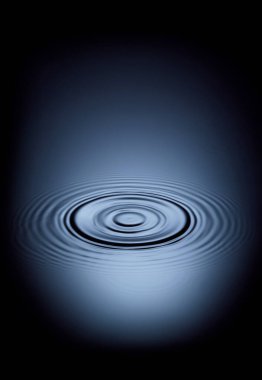 Mavi suya düşen damlacık