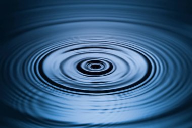 Su damlaması ya da su dalgalanmaları. Dalgalar dolusu su. Renkli su