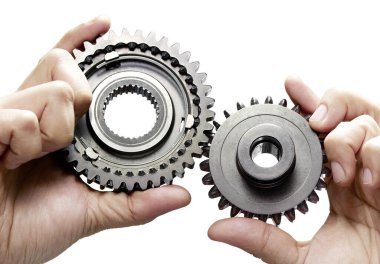 Eller beyaz arkaplanda dişlileri birbirine bağlıyor