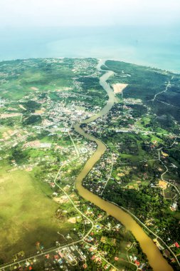 Malezya 'nın küçük bir kasabasındaki nehrin havadan görünüşü