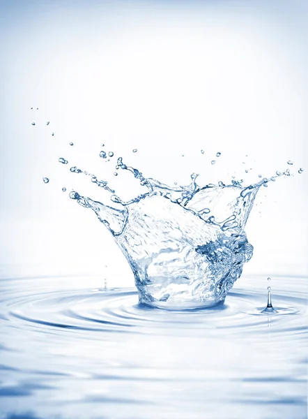 Respingo Água Isolado Fundo Branco Com Ondulações Água — Fotografia de Stock