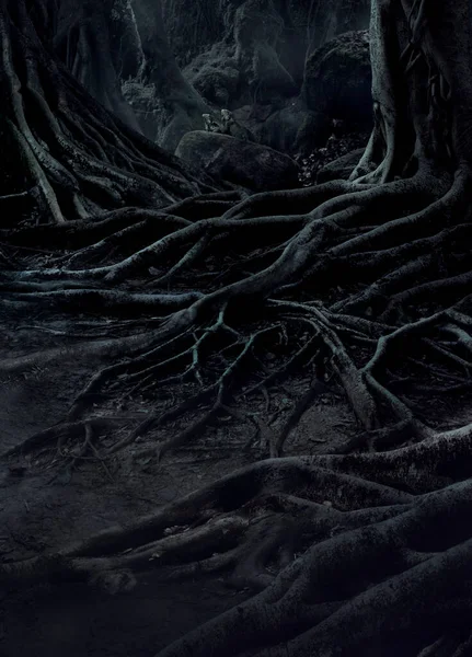 Strašidelné Stromy Pokroucenými Kořeny Dvě Ještěrky Zamlženém Nočním Lese Děsivý — Stock fotografie