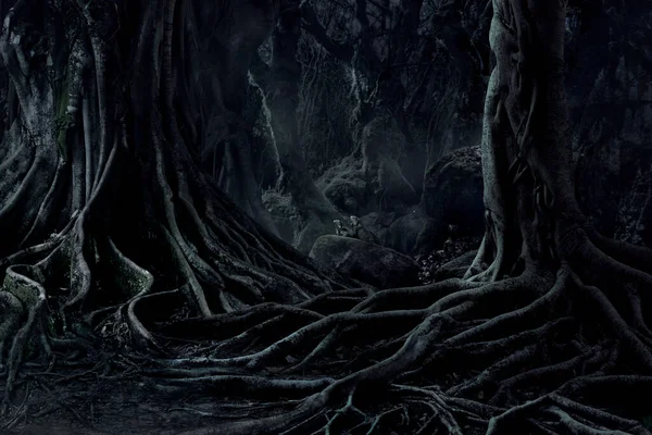 可怕的万圣节死亡神秘的森林令人毛骨悚然的树扭曲的根和两个蜥蜴在雾蒙蒙的夜晚森林 可怕的概念 — 图库照片