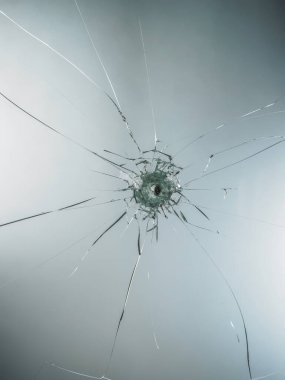 Camdaki kurşun deliği beyaz arkaplanda izole edilmiş.