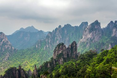 Sarı Dağlar Çin 'de Huangshan taşından yapılmıştır.