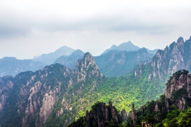 Huangshan (Sarı Dağlar), Doğu Çin'de güney Anhui eyaletinde bir dağ sırası. Unesco Dünya Mirası Listesi'nde yer alan bu bölge, Çin'in önemli turistik yerlerinden biridir.