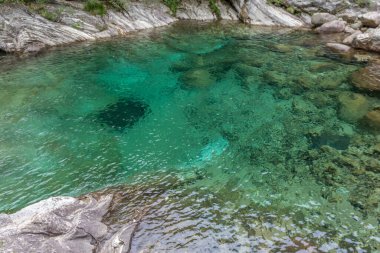 Huangshan Şelalesi, Çin 'de berrak suyun altında kayalar.