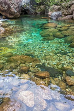 Huangshan Şelalesi 'ndeki saf dağ deresi, Çin
