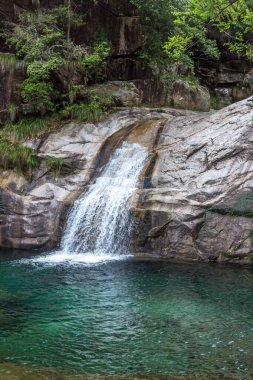 Çin 'in Anhui eyaletinde güzel bir şelale.