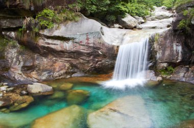Anhui Bölgesi, Çin 'de güzel bir şelale.