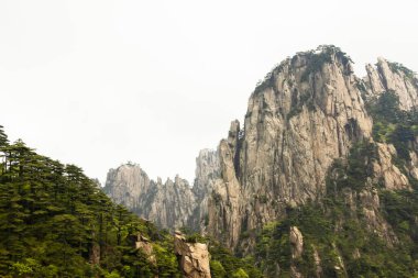 Huangshan (Sarı Dağlar), Doğu Çin'de güney Anhui eyaletinde bir dağ sırası. Unesco Dünya Mirası Listesi'nde yer alan bu bölge, Çin'in önemli turistik yerlerinden biridir..