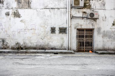 KUALA LUMPUR, MALAYSIA - 20 AĞUSTOS 2011: Duvardaki eski metal kapı ve pencere. Mimari detay arkaplanı