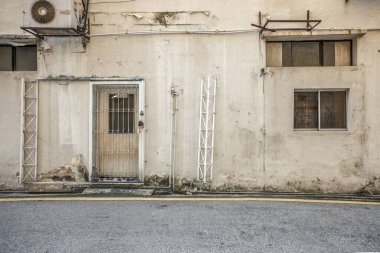 Arka kapısı ve penceresi olan bir ev.