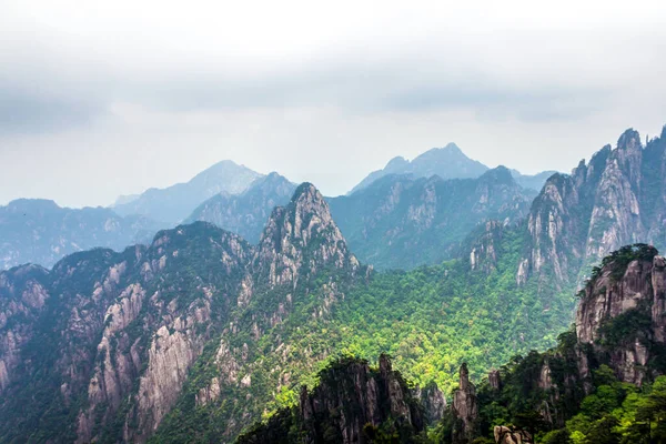 Huangshan (Sarı Dağlar), Doğu Çin'de güney Anhui eyaletinde bir dağ sırası. Unesco Dünya Mirası Listesi'nde yer alan bu bölge, Çin'in önemli turistik yerlerinden biridir.