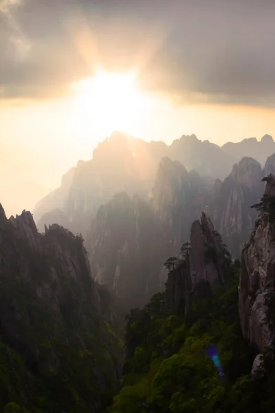 Όμορφο Ορεινό Τοπίο Στην Κίνα Huangshan Κατά Διάρκεια Του Ηλιοβασιλέματος — Φωτογραφία Αρχείου
