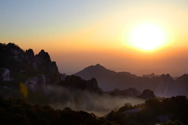 Όμορφο Ορεινό Τοπίο Στην Κίνα Huangshan Κατά Την Ανατολή — Φωτογραφία Αρχείου