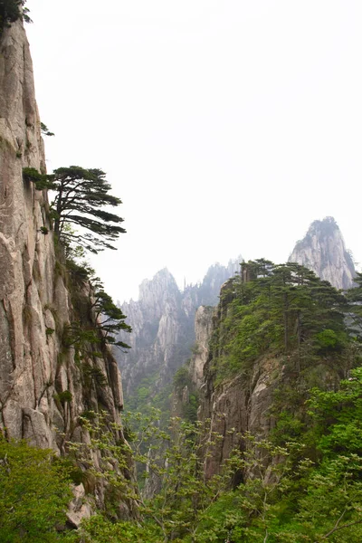 中国东部安徽省南部的一个山脉 它是联合国教科文组织世界遗产 也是中国的主要旅游目的地之一 — 图库照片