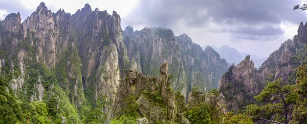 中国東部の安寧省南部の山脈 ユネスコの世界遺産に登録されており 中国の主要観光地の一つです — ストック写真