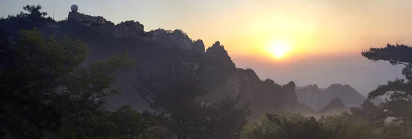 日の出の間に中国 の美しいパノラマの山の風景 — ストック写真