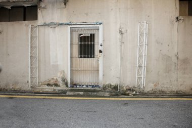 Arka sokaktaki eski ön cephe binası.