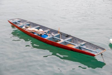 Denizde yüzen bir tekne