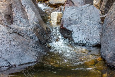 Büyük taşların arasında güzel bir şelale.