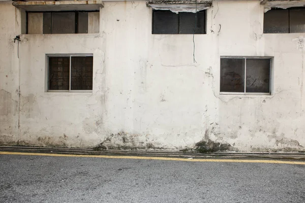 Edifício Fachada Velha Backstreet Com Janelas — Fotografia de Stock