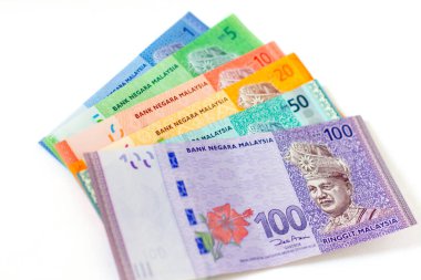 Malezya Para Birimi (MYR): İzole edilmiş beyaz arka plana sahip Halka Malezya banknotları. Bir, beş, on, yirmi, elli ve yüz halkalı Malezya var..
