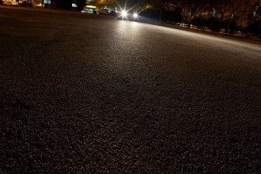 Boş kırsal açılı yollara yakın plan, açık arkaplanda asfalt yol