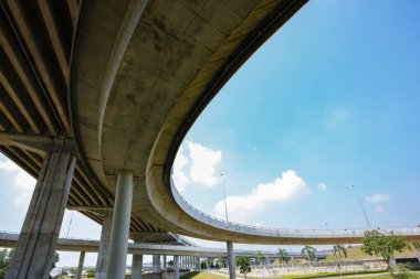 Beton otoyol köprüsünün düşük açılı görüntüsü 