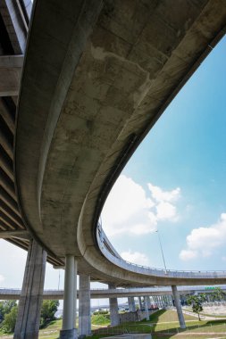 Beton otoyol köprüsünün düşük açılı görüntüsü 