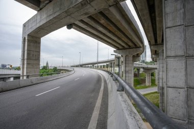 Şehir köprüsü olan boş yol katı 
